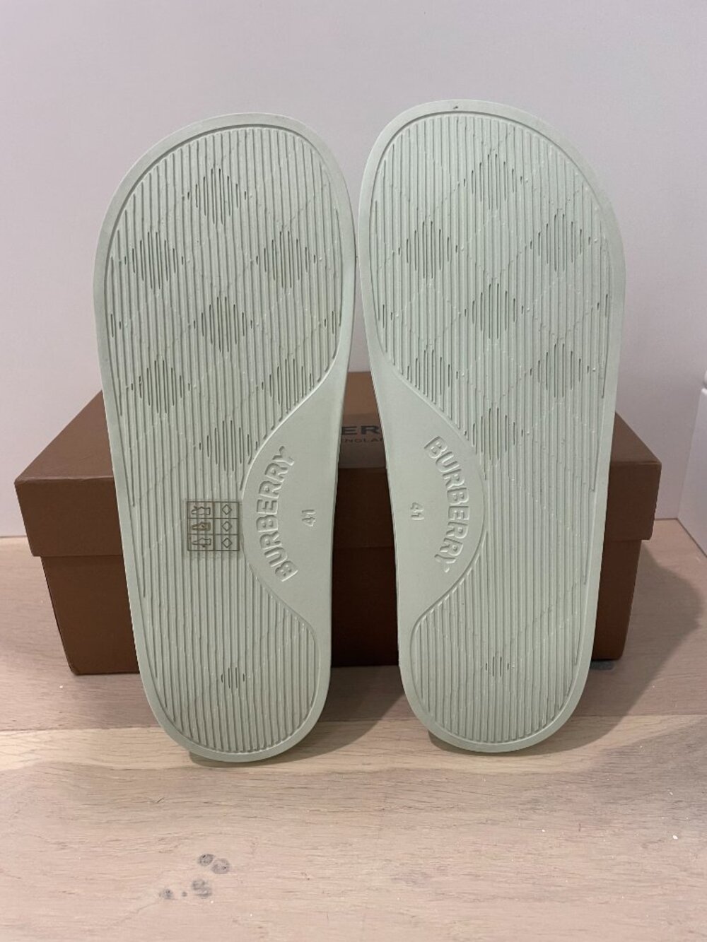 Burberry Slides - Picture 5 of 9